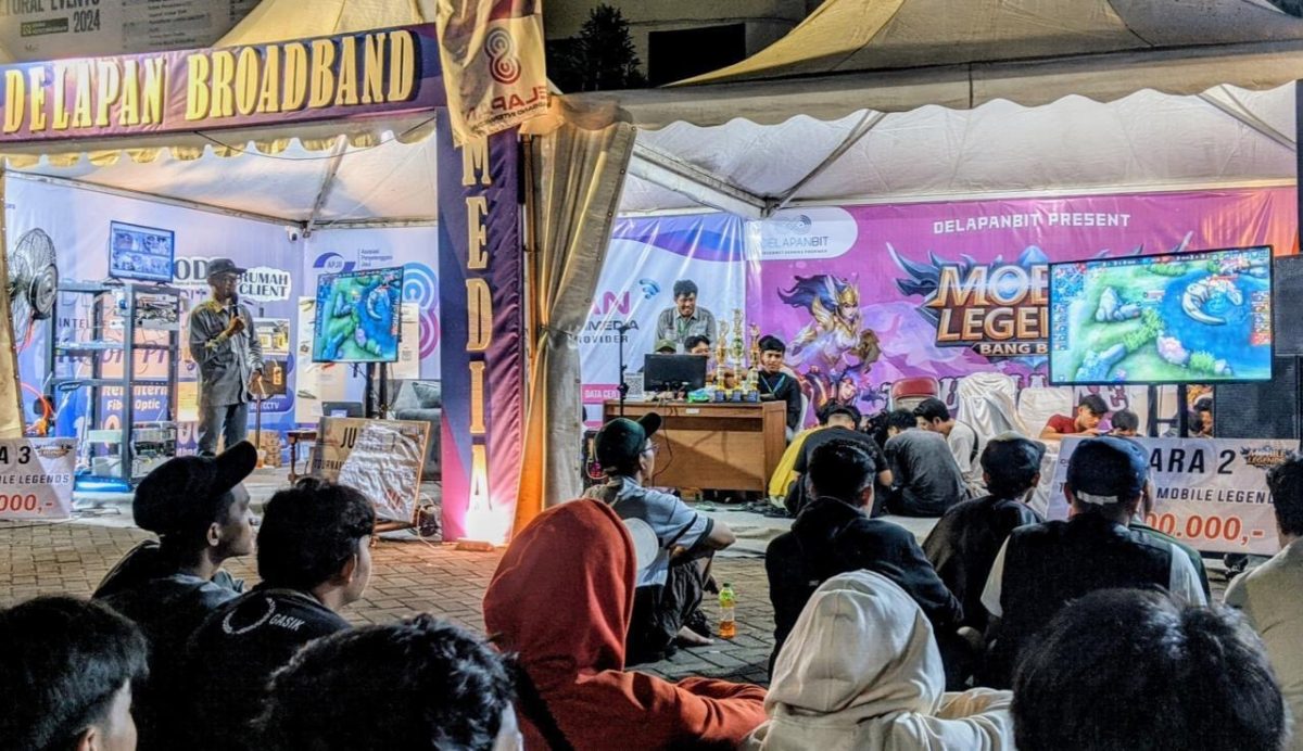 Komentator (caster) memandu jalannya pertandingan Turnamen Mobile Legends DelapanBit di atas panggung