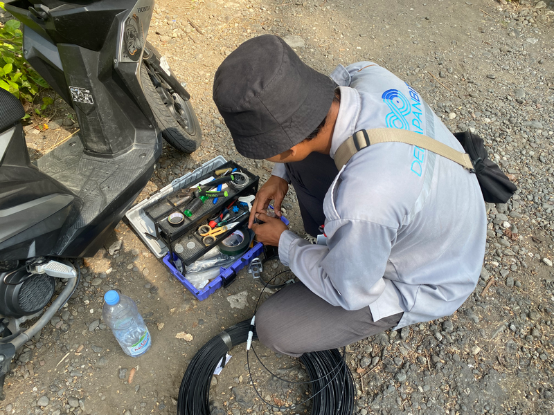 Penyambungan serat optik menggunakan mesin splicing