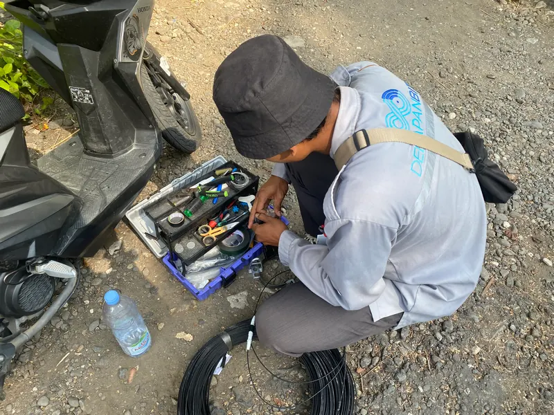 Penyambungan serat optik menggunakan mesin splicing