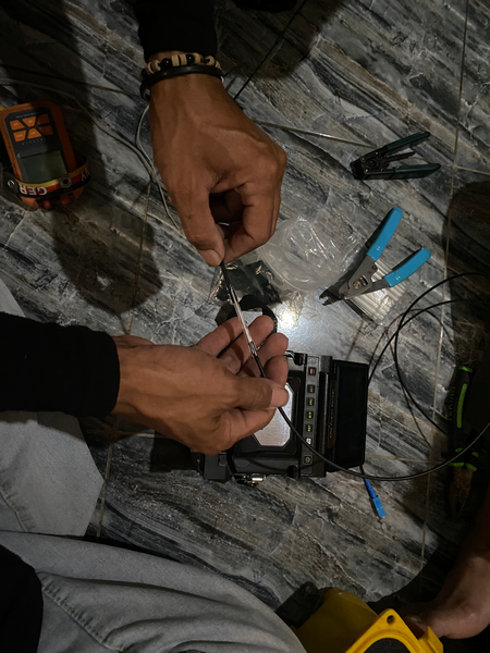 Teknisi menyiapkan core serat optik sebelum dilakukan penyambungan