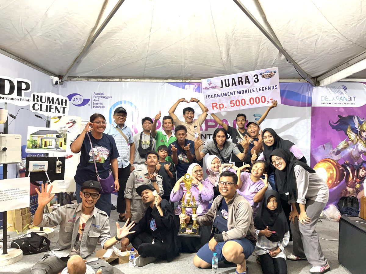 Tim DelapanBit berfoto bersama dengan piala Juara 2 Stand Terbaik dan hadiah Juara 3 Turnamen Mobile Legends