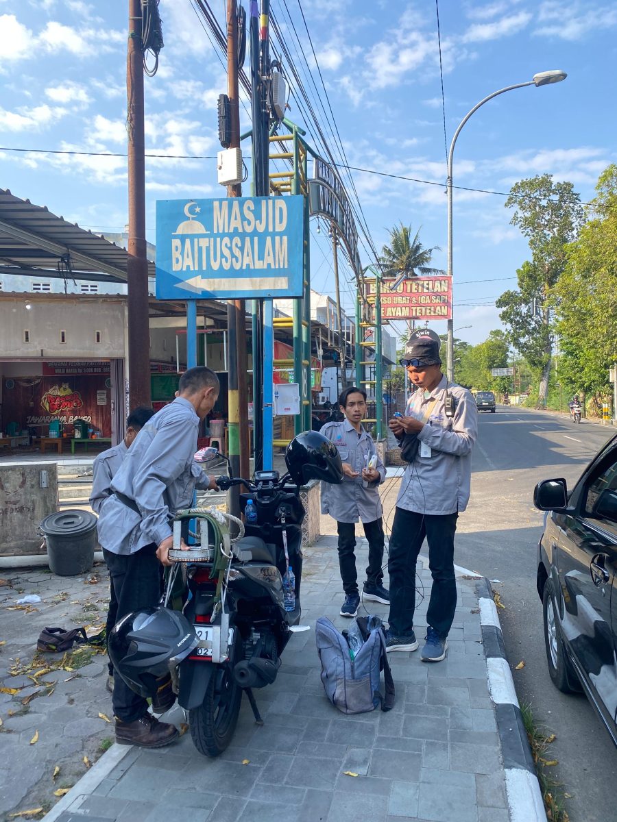 Tim lapangan DelapanBit berkumpul dan berkoordinasi sebelum melakukan instalasi di pinggir jalan raya