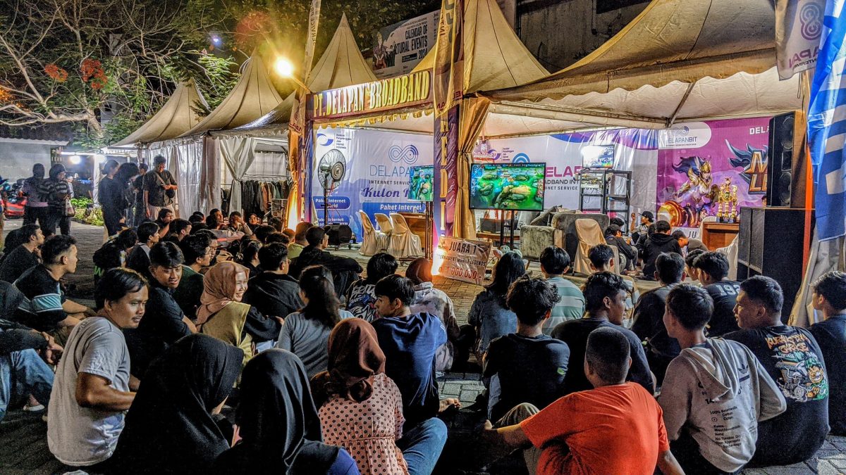 Keramaian penonton duduk berkumpul menyaksikan pertandingan Turnamen Mobile Legends di stand DelapanBit
