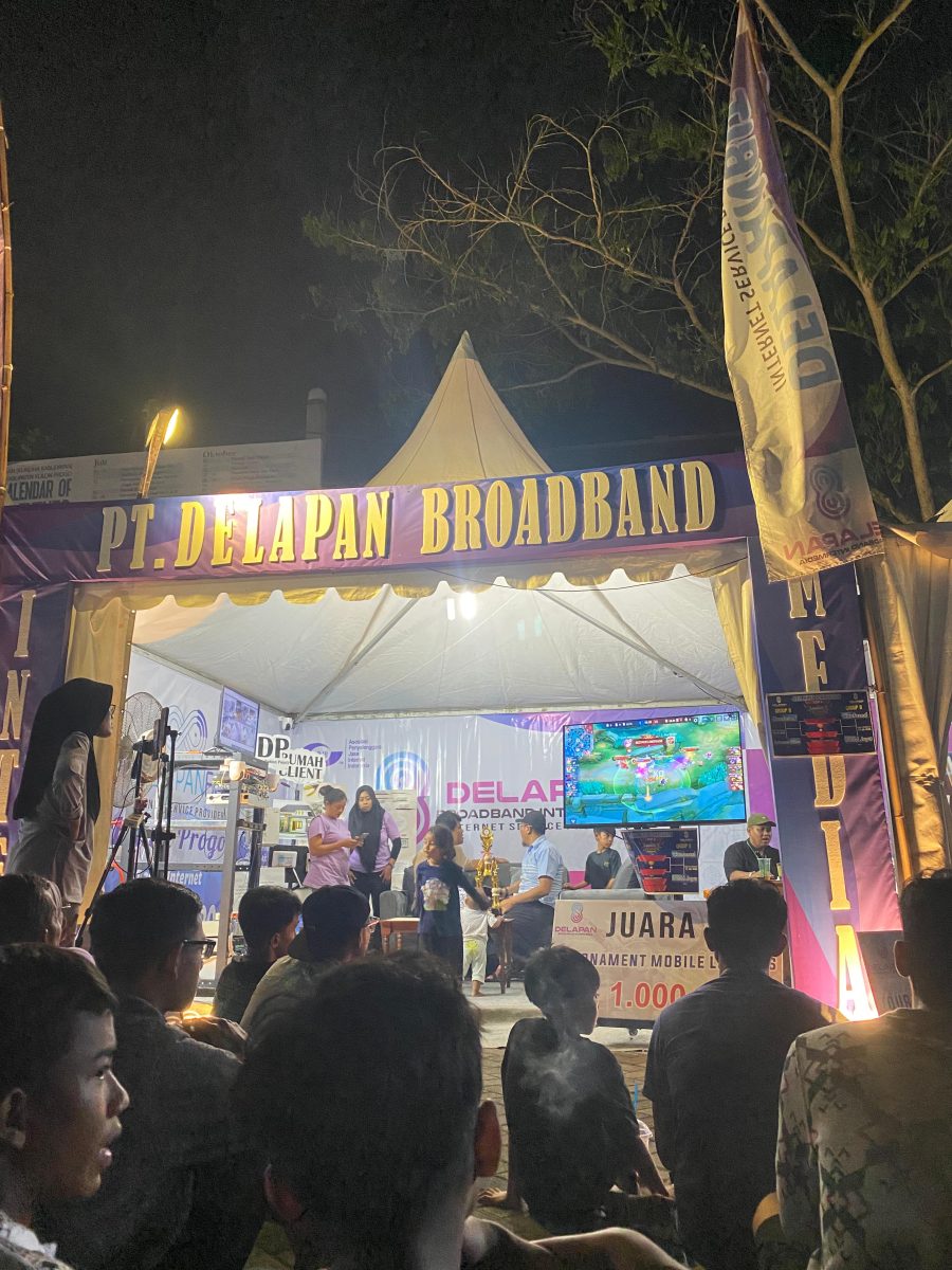 Panggung utama yang megah pada malam puncak Turnamen Mobile Legends DelapanBit