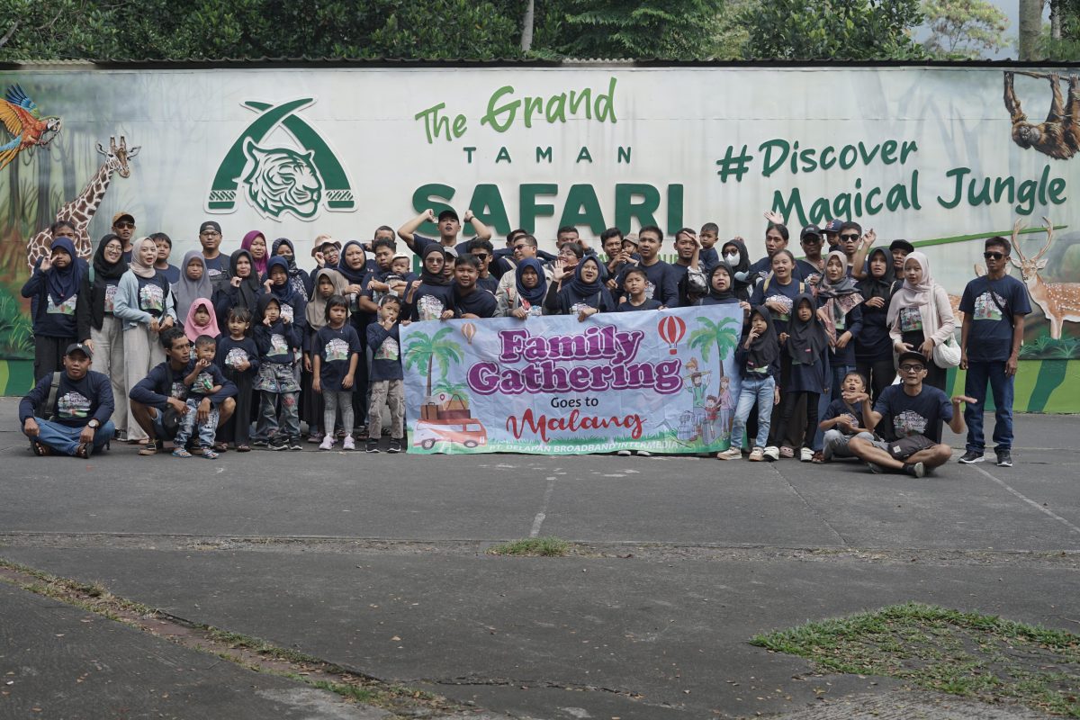Keluarga besar DelapanBit berfoto bersama dengan banner Family Gathering Goes to Malang di Taman Safari
